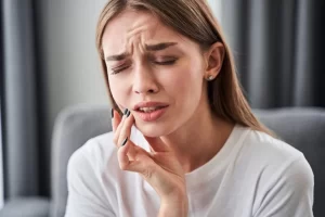 woman feeling pain on her right cheek